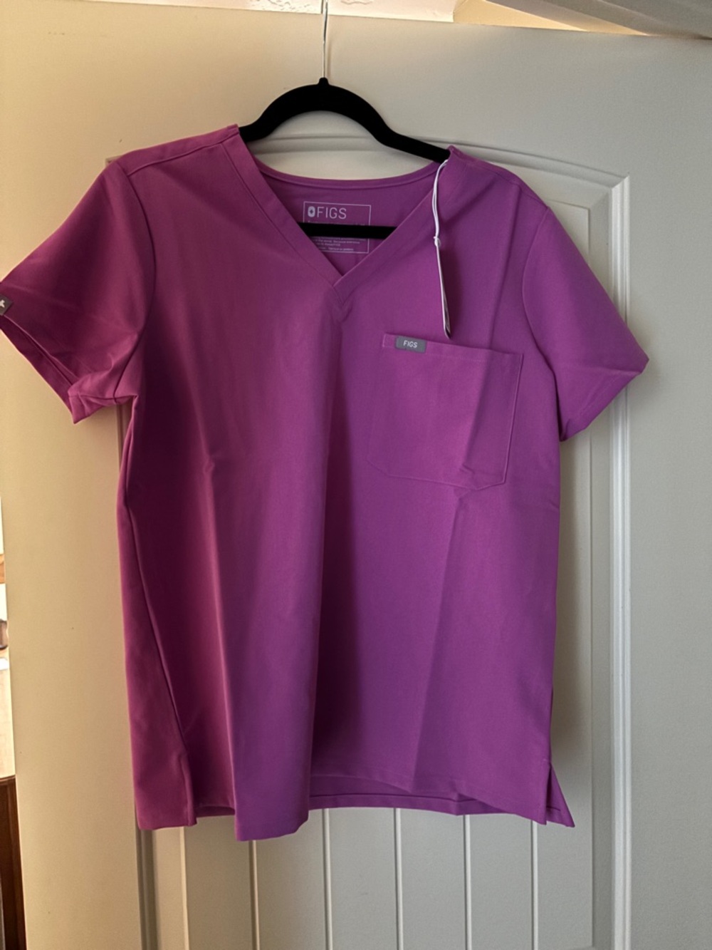 Figs Women's V-Neck Scrub Top in winter berry style Catarina one pocket